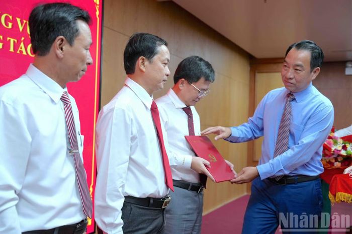 Phó Bí thư Tỉnh ủy, Chủ tịch Ủy ban nhân dân tỉnh Lữ Quang Ngời (bìa phải) trao quyết định điều động, bổ nhiệm thành viên Ban Nghiên cứu Chuyên đề tỉnh. (Ảnh: HỮU TÙNG)