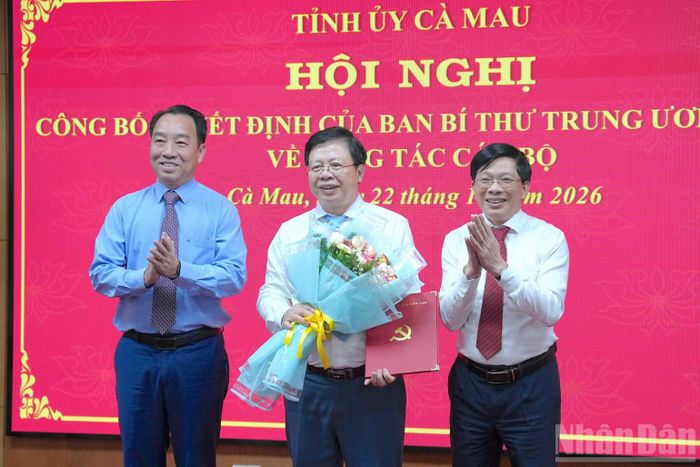 Phó Bí thư Thường trực Tỉnh ủy Cà Mau Đặng Văn Dũng (bìa phải) và Phó Bí thư Tỉnh ủy, Chủ tịch Ủy ban nhân dân tỉnh Lữ Quang Ngời (bìa trái) trao quyết định và tặng hoa chúc mừng đồng chí Nguyễn Văn Nguyên tham gia Ban Chấp hành Đảng bộ tỉnh nhiệm kỳ 2025-2030. (Ảnh: HỮU TÙNG)