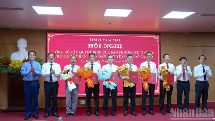 Các đồng chí Thường trực Tỉnh ủy Cà Mau chúc mừng các cán bộ được điều động, bổ nhiệm, luân chuyển. (Ảnh: HỮU TÙNG)