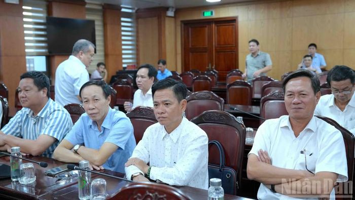 Cán bộ lãnh đạo cấp sở, ngành và tương đương tại Cà Mau tham dự hội nghị. (Ảnh: HỮU TÙNG)