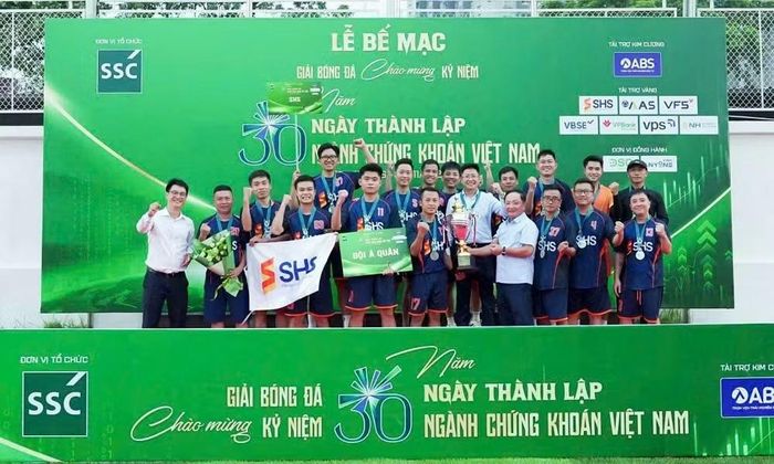 Ban tổ chức trao Giải Á quân cho đội bóng SHS.
