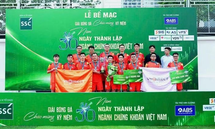 Ban tổ chức trao Giải Ba cho đội bóng VNDirect. (Ảnh VŨ TRÀ)