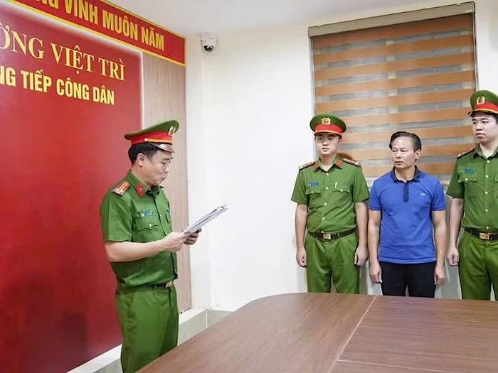 Đinh Thanh Tùng, Chủ tịch Ủy ban nhân dân xã Hợp Kim (thứ 2 từ phải sang). (Ảnh: Công an tỉnh Phú Thọ)