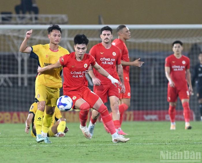 Công an Hà Nội tiến vào hiệp 2 với lợi thế về tỷ số.
