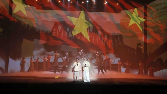 Trung tướng Đỗ Triệu Phong, ca sĩ Phạm Thu Hà cùng các MC của lực lượng Công an nhân dân biểu diễn tiết mục văn nghệ "Cảm xúc tháng 10- Hà Nội 12 mùa hoa". (Ảnh: KIÊN PHẠM)