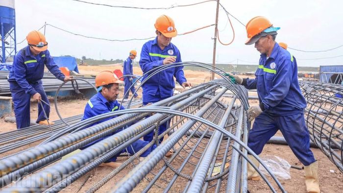 Thách thức về nguồn nhân lực không chỉ ở chỗ khan hiếm, thiếu hụt về số lượng, mà còn ở khoảng cách giữa năng lực được đào tạo và yêu cầu thực tế tại công trường. (Ảnh: HUY VŨ)