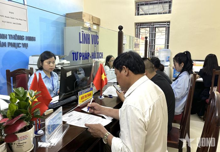 Cán bộ xã Minh Châu, TP Hà Nội giải quyết thủ tục hành chính cho người dân. Ảnh: HẰNG PHƯƠNG 