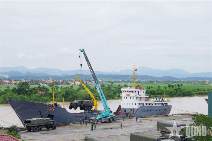 Lữ đoàn 649 (Cục Xe máy - Vận tải, Tổng cục Hậu cần - Kỹ thuật) sắp xếp hàng hóa chuẩn bị vận chuyển cho các đơn vị. Ảnh: THÁI HIỀN