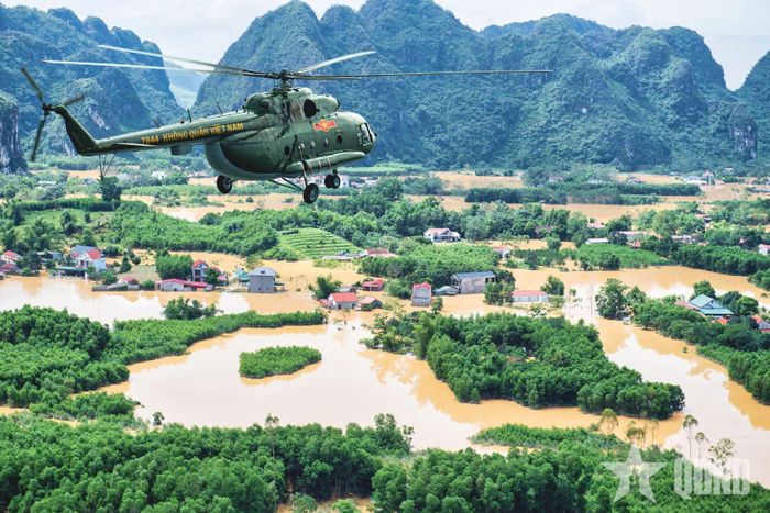  Trực thăng của Quân đội nhân dân Việt Nam vận chuyển hàng cứu trợ tới vùng lũ ở tỉnh Lạng Sơn, năm 2025. Ảnh: NGUYỄN THẮNG  