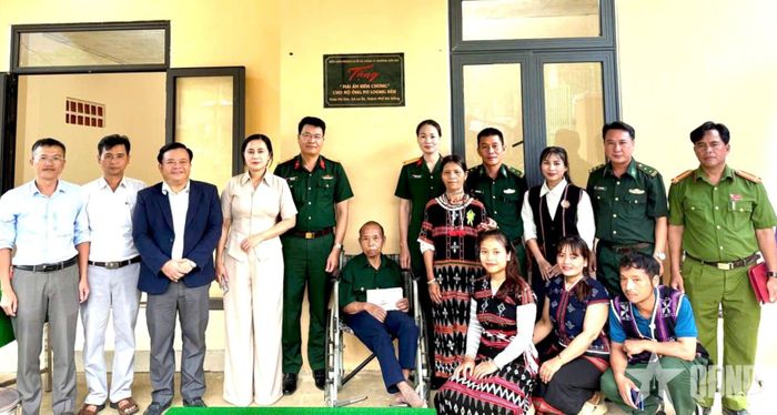 Các đại biểu chia vui cùng gia đình ông Pơ Loong Dên (thôn Pà Ooi, xã La Êê, TP Đà Nẵng) trong ngày khánh thành nhà “Mái ấm biên cương”.