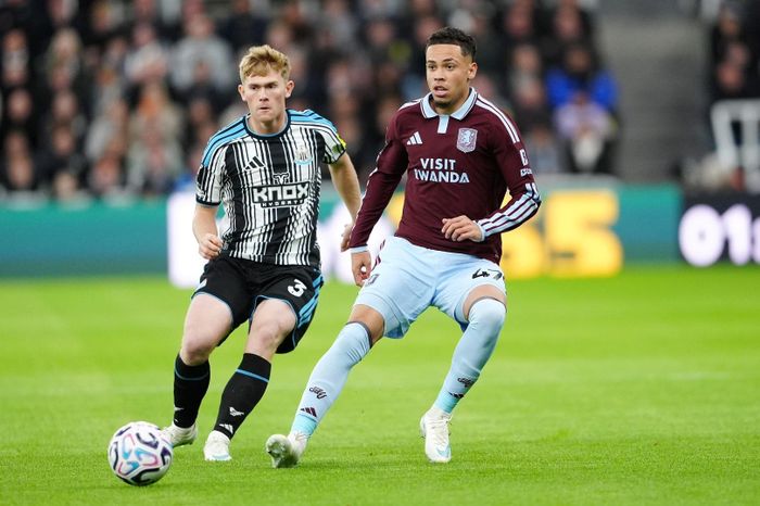 Hậu vệ Lewis Hall (bên trái) trong màu áo Newcastle United. Ảnh: AP
