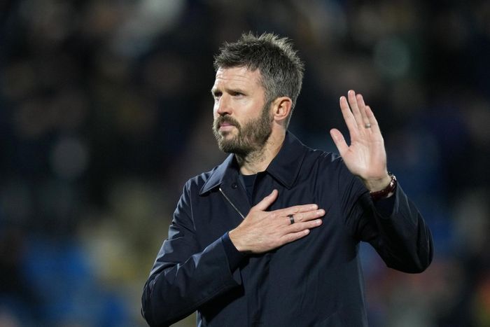 HLV Michael Carrick bày tỏ xin lỗi các cổ động viên MU. Ảnh: AP 