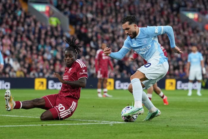 Rayan Cherki (bên phải) đang có phong độ cao tại Man City. Ảnh: AP