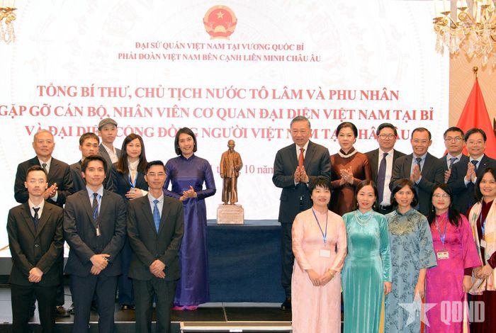 Tổng Bí thư, Chủ tịch nước Tô Lâm cùng phu nhân Ngô Phương Ly với cán bộ, nhân viên Cơ quan đại diện Việt Nam tại Bỉ và đại diện cộng đồng người Việt Nam tại châu Âu.