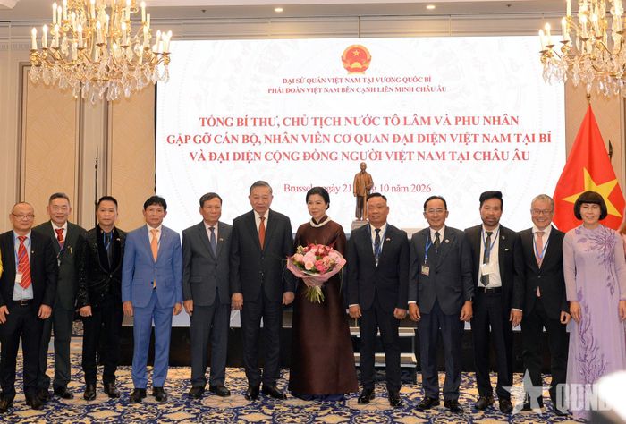 Tổng Bí thư, Chủ tịch nước Tô Lâm cùng phu nhân Ngô Phương Ly với cán bộ, nhân viên Cơ quan đại diện Việt Nam tại Bỉ và đại diện cộng đồng người Việt Nam tại châu Âu.