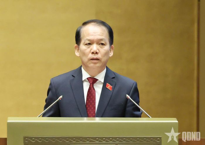 Bộ trưởng Bộ Tư pháp Hoàng Thanh Tùng trình bày tờ trình của Chính phủ. Ảnh: TRỌNG HẢI 