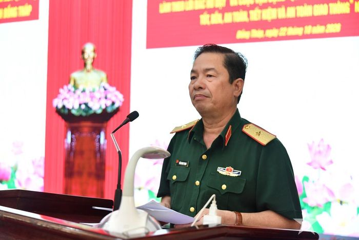 Thiếu tướng Trần Minh Trang, Chỉ huy trưởng Bộ CHQS tỉnh Đồng Tháp phát biểu tại hội nghị.