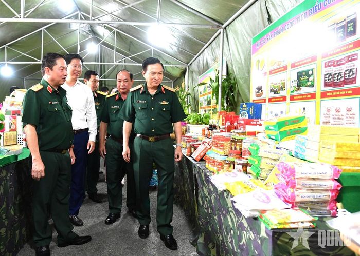 Các đại biểu tham quan khu trưng bày sản phẩm tăng gia sản xuất, sáng kiến, cải tiến kỹ thuật.