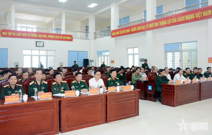 Thượng tướng Đỗ Xuân Tụng cùng các đại biểu tại buổi làm việc với đặc khu Bạch Long Vĩ.