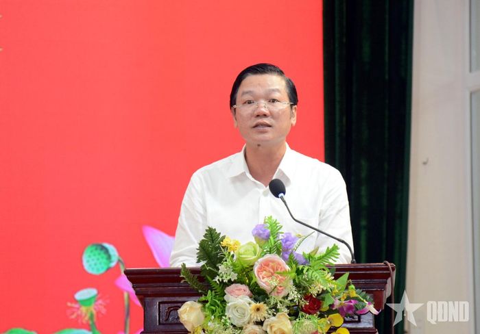Lãnh đạo đặc khu Bạch Long Vĩ báo cáo, làm rõ các nội dung tại buổi làm việc.