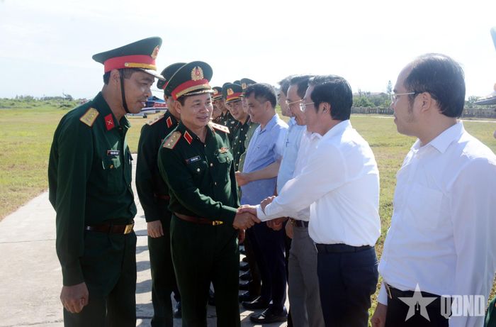 Thượng tướng Đỗ Xuân Tụng cùng đoàn công tác Bộ Quốc phòng đến thăm, làm việc tại đặc khu Bạch Long Vĩ (TP Hải Phòng).