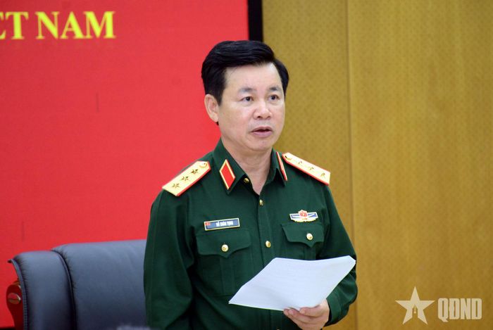 Thượng tướng Đỗ Xuân Tụng chủ trì buổi làm việc.