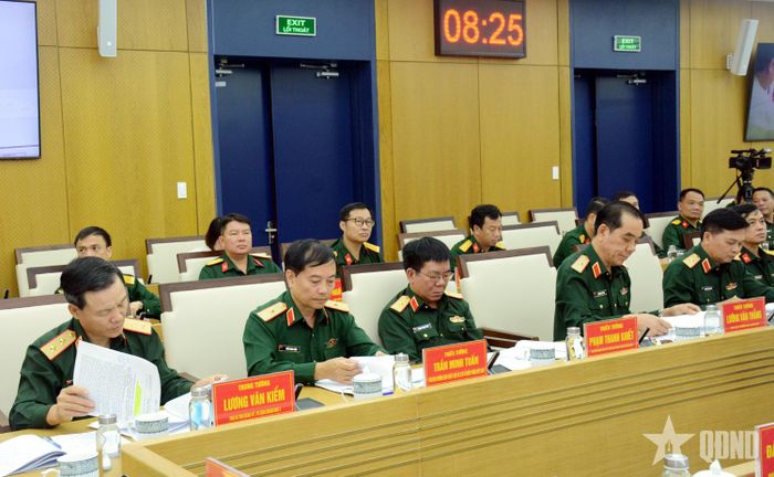 Lãnh đạo Quân khu 3 và các thành viên đoàn công tác Bộ Quốc phòng dự buổi làm việc.