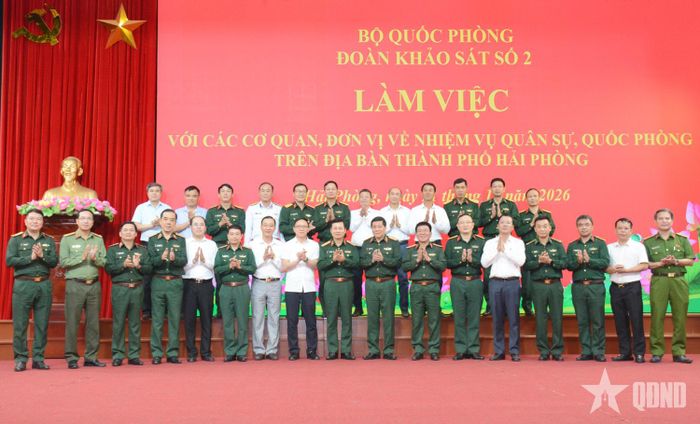 Thượng tướng Đỗ Xuân Tụng cùng các đại biểu dự buổi làm việc.