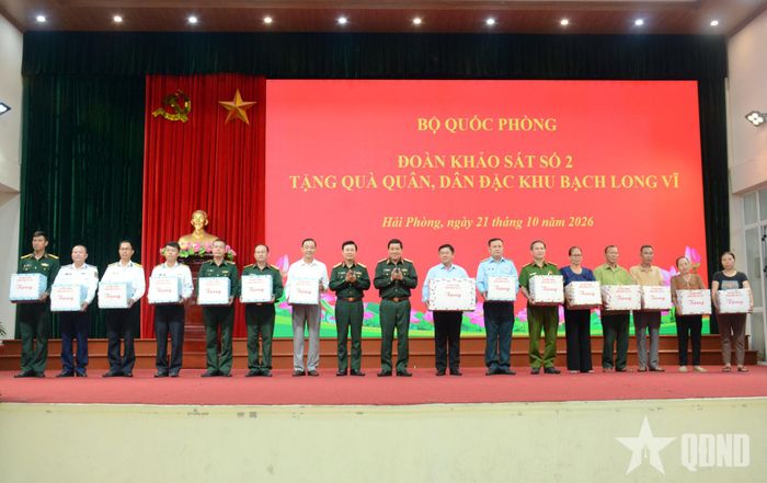 Thượng tướng Đỗ Xuân Tụng, Ủy viên Trung ương Đảng, Phó chủ nhiệm Tổng cục Chính trị và Trung tướng Nguyễn Đức Hưng, Ủy viên Trung ương Đảng, Bí thư Đảng ủy, Chính ủy Quân khu 3 trao quà của đoàn công tác Bộ Quốc phòng tặng đặc khu Bạch Long Vĩ và đại diện các đơn vị, người dân trên đảo.