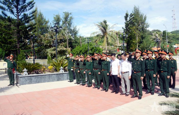 Thượng tướng Đỗ Xuân Tụng cùng các thành viên đoàn công tác Bộ Quốc phòng dâng hương, dâng hoa tại Đài tưởng niệm các anh hùng liệt sĩ đặc khu Bạch Long Vĩ.