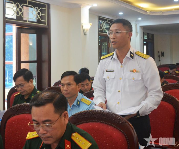 Đại biểu Quân chủng Hải quân phát biểu ý kiến.