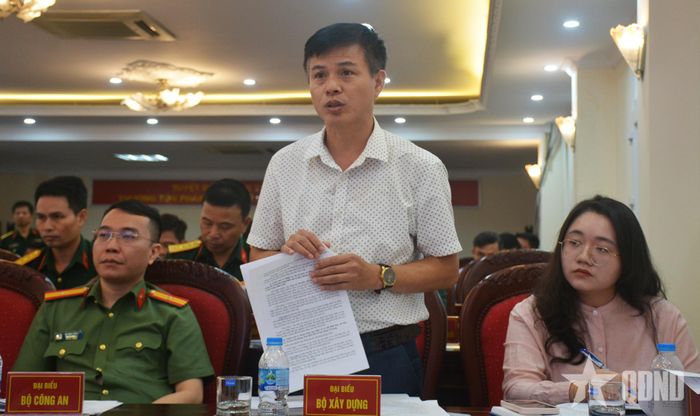Đại biểu Bộ Xây dựng phát biểu ý kiến.