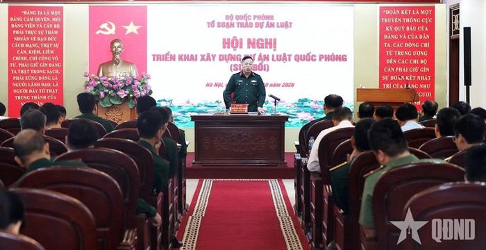 Thiếu tướng Nguyễn Việt Dũng, Cục trưởng Cục Pháp chế Bộ Quốc phòng, Tổ trưởng Tổ soạn thảo Dự án Luật Quốc phòng (sửa đổi) của Bộ Quốc phòng chủ trì hội nghị.