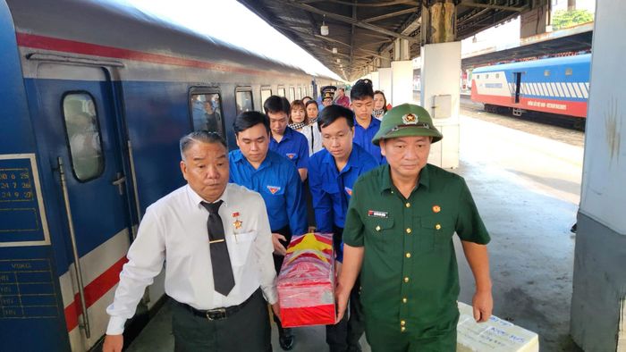 Cán bộ, đoàn viên, thanh niên và cựu chiến binh đón hài cốt liệt sĩ Lê Thế Khánh tại TP Hồ Chí Minh. 