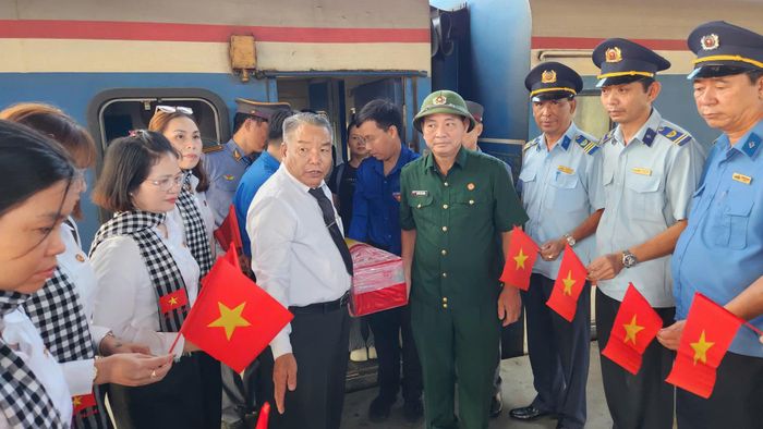 Công tác đón hài cốt liệt sĩ Lê Thế Khánh diễn ra trong không khí trang trọng, ấm áp. 