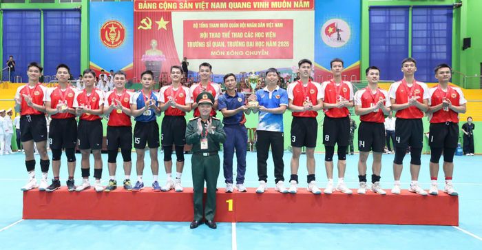 Ban tổ chức trao giải nhất môn bóng chuyền tặng đội Trường Sĩ quan Chính trị. Ảnh: ĐỨC ANH