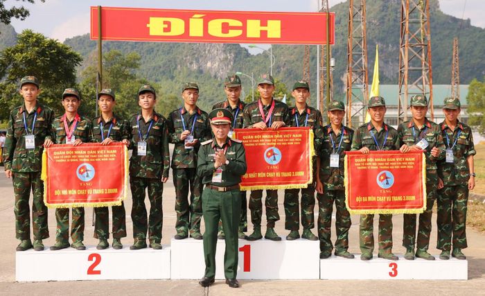 Ban tổ chức trao thưởng thành tích nhất, nhì, ba nội dung chạy 3.000m vũ trang đồng đội. Ảnh: ĐỨC ANH