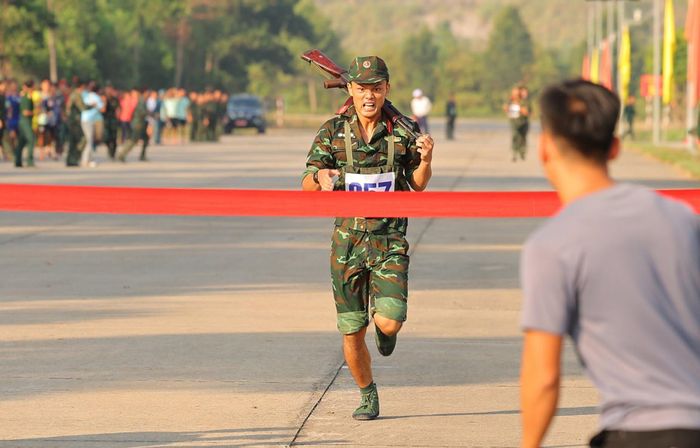 Vận động viên cán đích nội dung chạy 3.000m vũ trang cá nhân. Ảnh: ĐỨC ANH