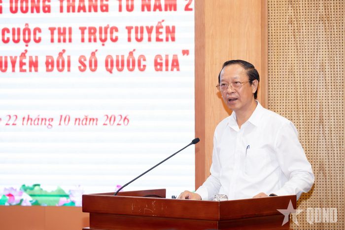 Đồng chí Phạm Ngọc Thưởng, Thứ trưởng Thường trực Bộ Giáo dục và Đào tạo trình bày chuyên đề tại hội nghị.