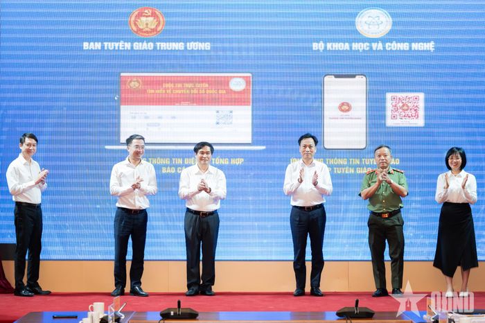 Các đại biểu thực hiện nghi thức phát động Cuộc thi trực tuyến “Tìm hiểu về chuyển đổi số quốc gia”.