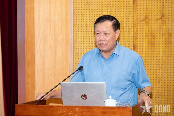 Đồng chí Đỗ Xuân Tuyên, Thứ trưởng Bộ Y tế trình bày chuyên đề tại hội nghị.