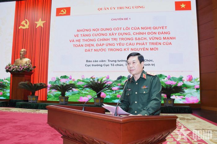 Trung tướng Bùi Công Chức, Cục trưởng Cục Tổ chức (Tổng cục Chính trị) trình bày chuyên đề.
