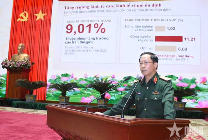 Thiếu tướng Đỗ Đình Mỹ, Phó cục trưởng Cục Tài chính, Bộ Quốc phòng trình bày chuyên đề.