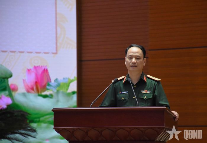 Thiếu tướng Trần Đình Thọ, Cục trưởng Cục Cán bộ (Tổng cục Chính trị) trình bày chuyên đề.