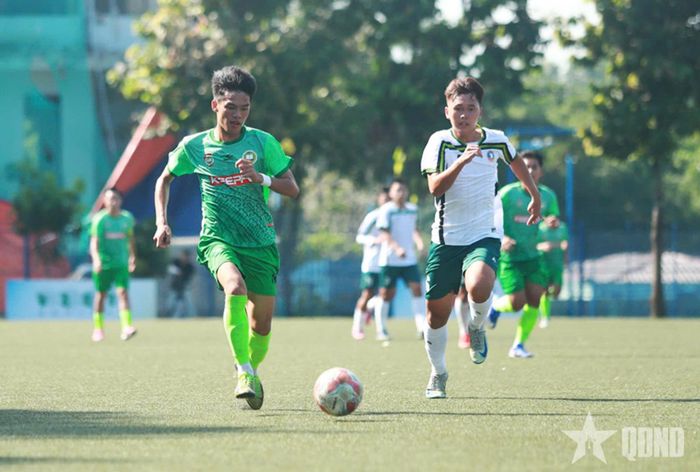 Trận bóng đá giữa Trường Đại học Thể dục thể thao TP Hồ Chí Minh (áo xanh) và Trường Đại học Sư phạm Thể dục thể thao Hà Nội diễn ra sôi nổi.