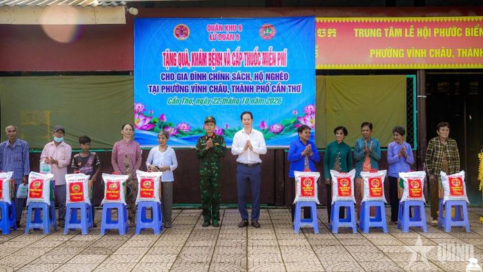 Lữ đoàn Pháo binh 6 và chính quyền địa phương trao quà tặng người dân.