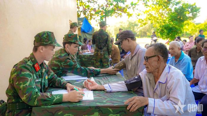 Lữ đoàn Pháo binh 6 (Quân khu 9) khám bệnh, cấp thuốc miễn phí giúp gia đình chính sách, người có công với cách mạng và người có hoàn cảnh khó khăn trên địa bàn phường Vĩnh Châu và phường Vĩnh Phước, TP Cần Thơ.