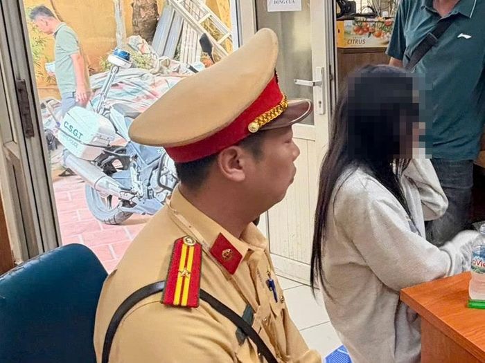 Cô gái được CSGT đưa về trụ sở. Ảnh: Công an cung cấp