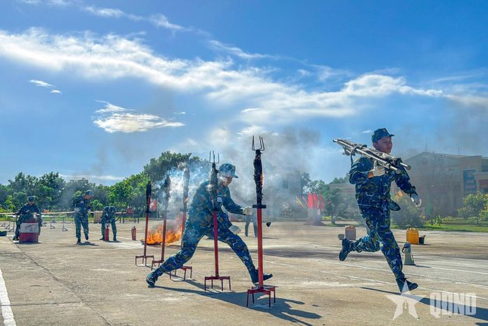 Các vận động viên thực hiện vượt qua cọc lửa.