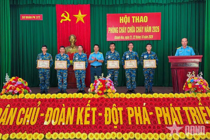 Ban tổ chức trao thưởng cho tặng đội có thành tích xuất sắc trong hội thao.